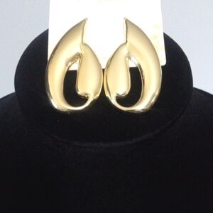 ELEGANT GOLDTONE OPEN TEARDROP PIERCED EARRINGS SET NWT